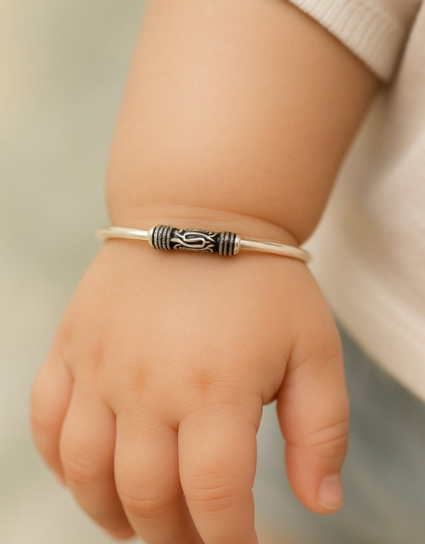 Vintage Bangle With Shiny Finish
