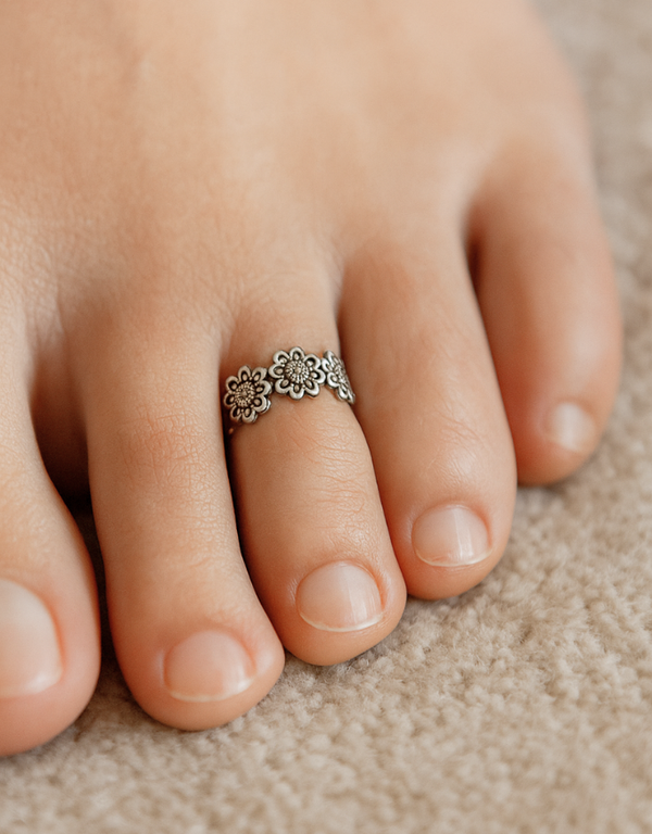 Silver Round  Floral  Toe Ring